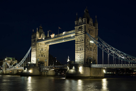 鸟瞰塔桥在晚上, 伦敦, 英国