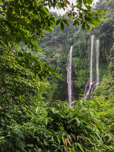 这座巨大的瀑布在巴厘岛 Secumpool。环绕四周的绿色丛林