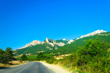 夏天的路绿树和山