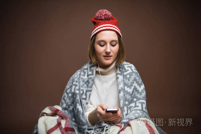 女孩看着智能手机