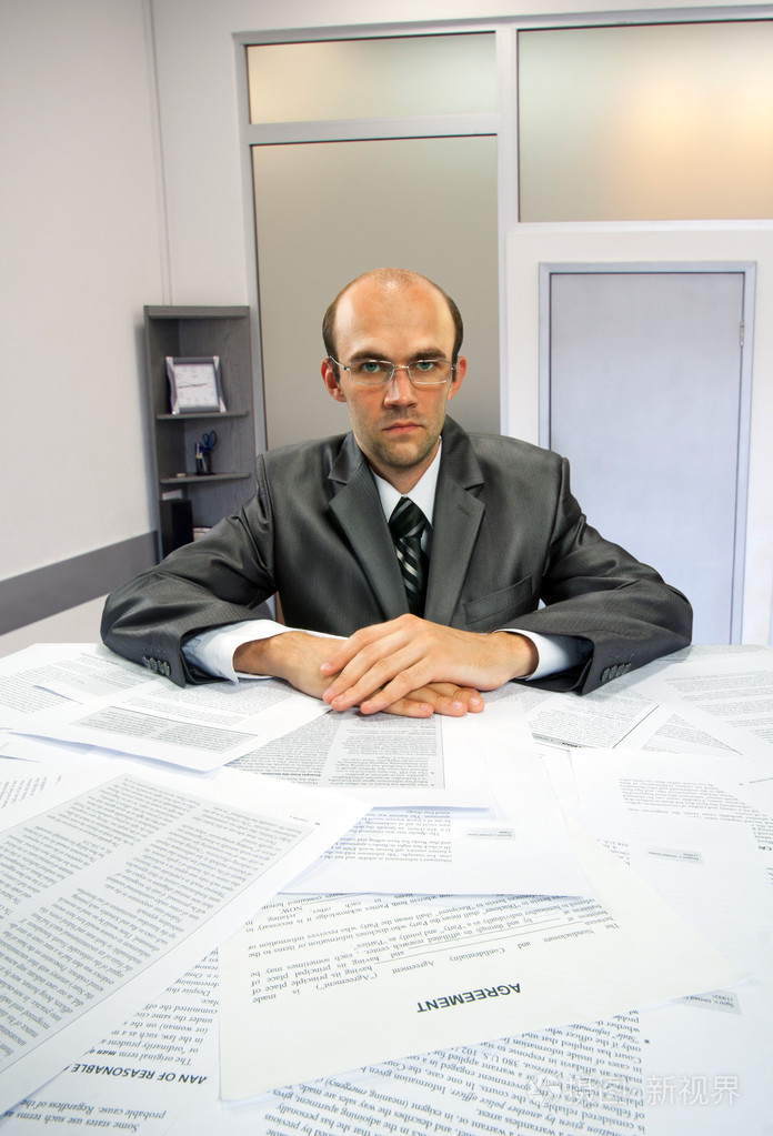 在办公室工作的严肃商人