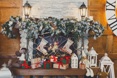 温馨的圣诞装修与装饰用的壁炉图片