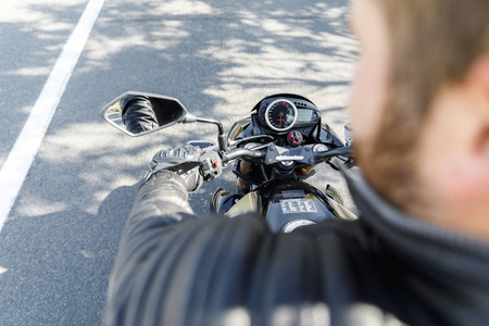 骑摩托车从后面坐在摩托车的特写视图