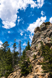在美国的野生动物保护区。岩石和蓝蓝的天空