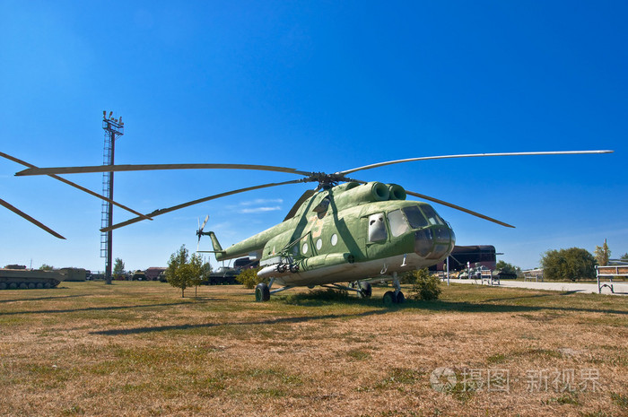 直升机在草地上