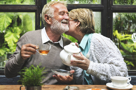 喝茶的妻子图片