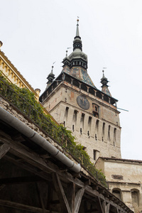 钟楼建于第十四, 这座标志性的钟楼充当了罗马尼亚 Sighisoara 城城堡的正门。