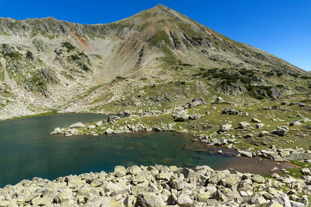 令人惊异全景的 Argirovo 湖附近 Dzhano 峰值，皮林山