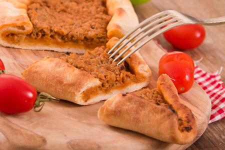 土耳其管比萨饼配肉和洋葱