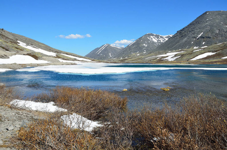 俄罗斯, 科拉半岛, Khibiny。夏季的 Serdtsevidnoye 湖