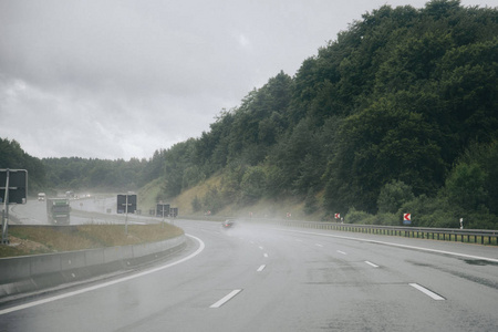 雨天有车的滑高速公路