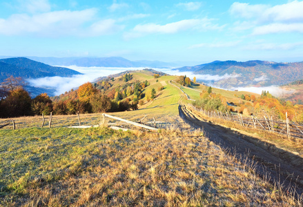 秋高气爽的晨山