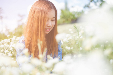 在菊花花园里微笑的亚洲女人的肖像