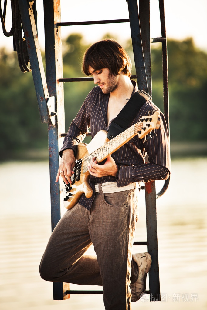 男人和吉他照片-正版商用图片034mqm-摄图新视界