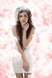 构成模型身穿白色的礼服和白色软粉红色 featheron图片