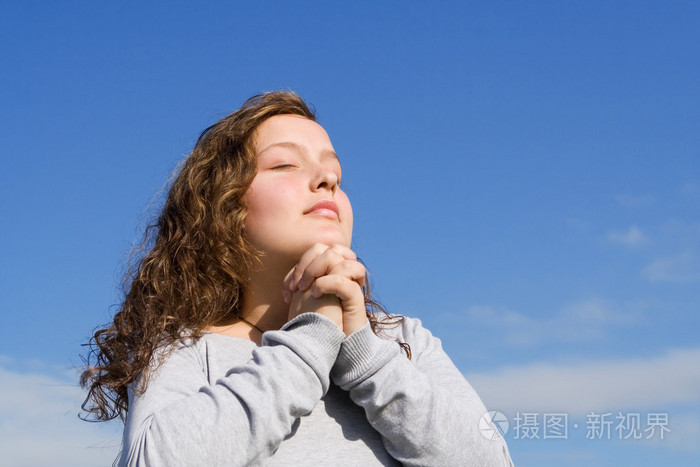 基督教儿童祈祷祷告户外在圣经营