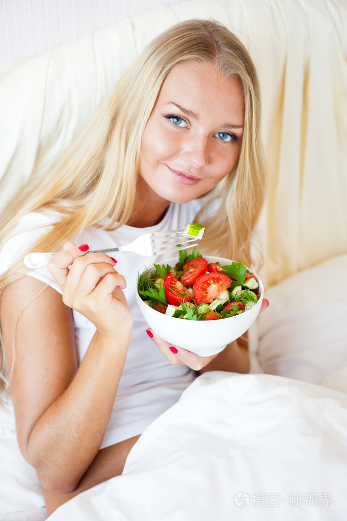 一幅美丽的白种人女性健康饮食的特写照片