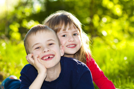 肖像的快乐微笑小儿童男孩和女孩在阳光灿烂的夏天草草甸