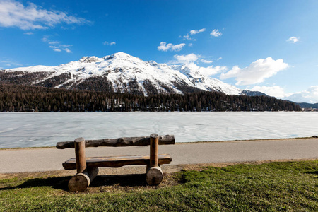美丽的山景观 湖冰 板凳