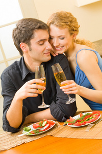 年轻夫妇在家喝香槟庆祝