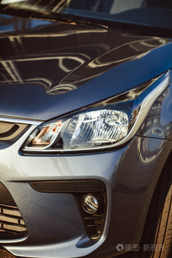 在前面的车头灯