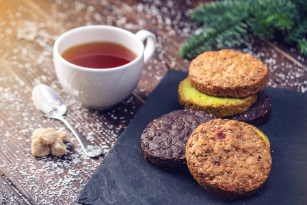 自制的圣诞或新年假期燕麦饼干与开心果和巧克力。节日甜点的概念