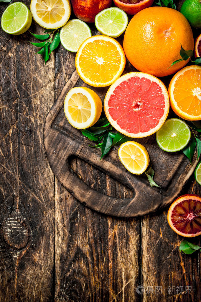 柑橘的背景切板上的新鲜柑橘果
