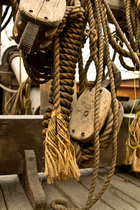 旧绳子和木块滑轮