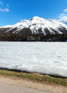 美丽的山景观湖冰
