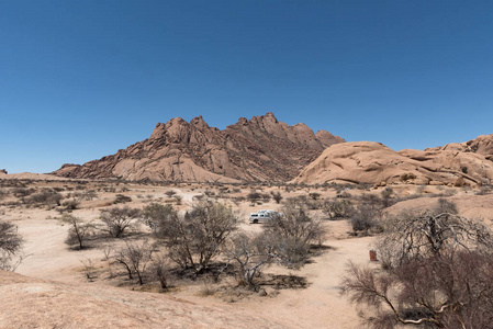 纳米比亚纳米沙漠中的秃花岗岩峰 Spitzkoppe 群