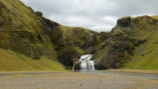 覆盖着苔藓山脉和冰岛的一个城堡瀑布