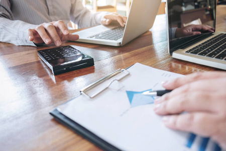 两个业务人员办公室伏案工作,探讨如何使用照片