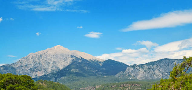 奥林帕斯 土耳其 蓝天衬托下山脉的顶部