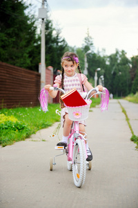 她骑着粉红色的自行车