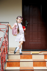 年轻女孩带着粉红色的背包准备上学