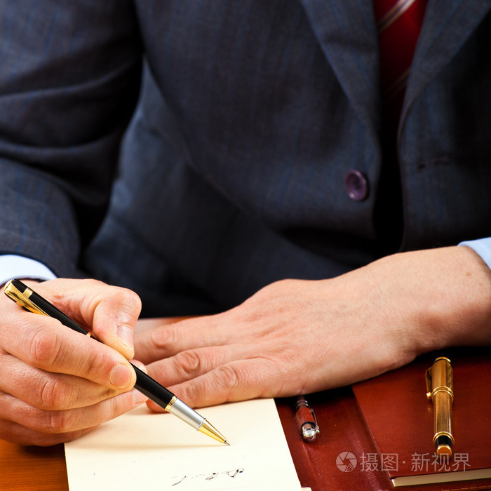 一个商人在写文件时的特写