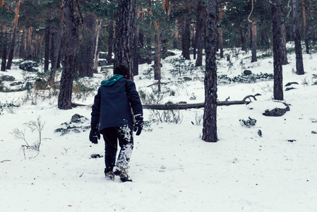 小男孩在山里玩雪的乐趣