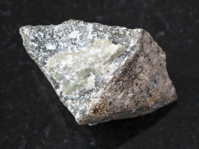 黑色背景的矽卡岩石片矽卡岩型和斜绿泥石的石板材抛光矽卡岩孤立在