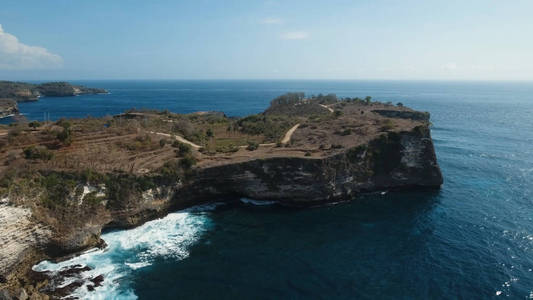 印尼巴厘岛 Penida 的海景悬崖海和浪