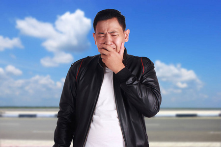 男子哭泣伤心的亚裔男子哭泣照片