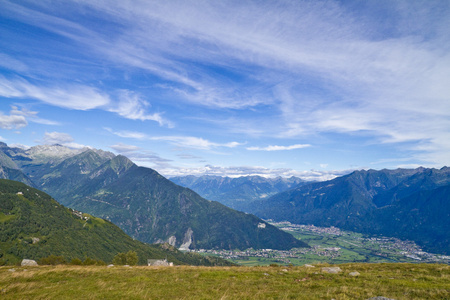 艰苦跋涉，徒步旅行 trek的现在分词  尤指在山中远足，徒步旅行，游山玩水