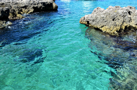 加勒比清澈碧绿的海水照片