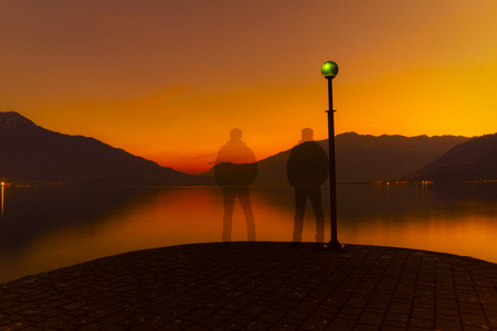 复数 ) (尤指可怕事物的)记忆 隐约的一点点 (电视屏幕上的)重影照片