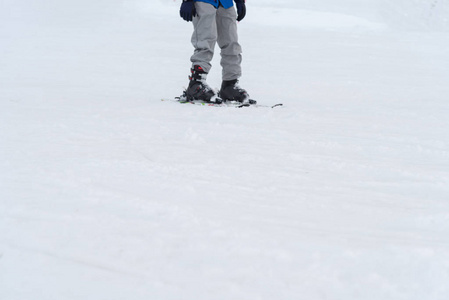 滑雪和滑雪板爱好者骑在滑雪坡上