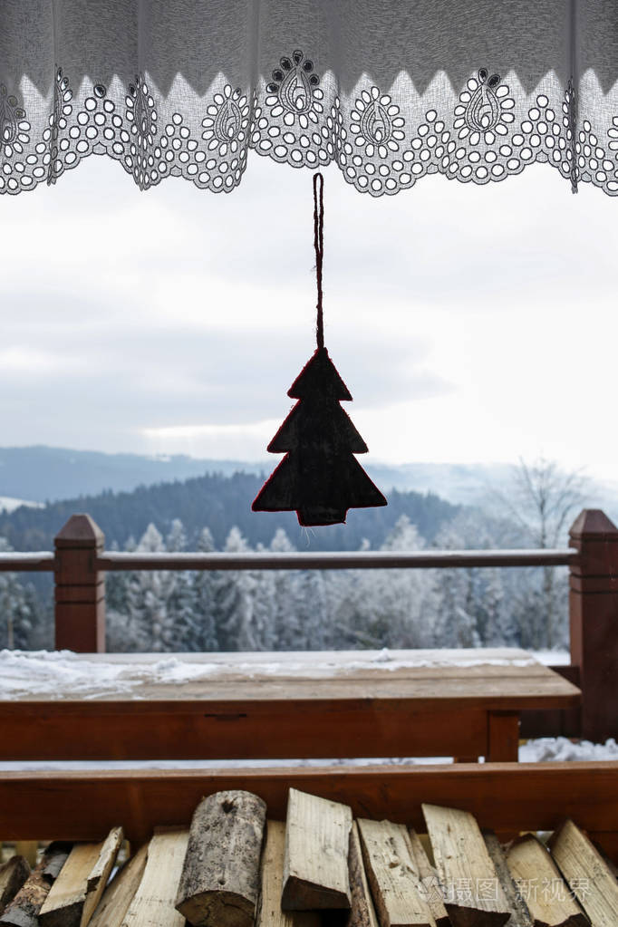 窗口以冬天山风景