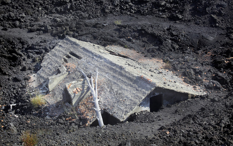 火山爆发后的房子图片