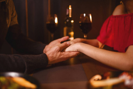 年轻的情侣在餐厅, 浪漫的约会.