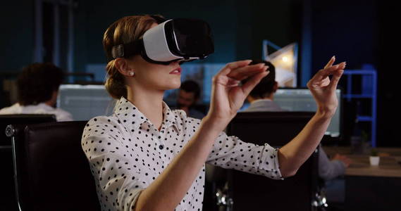 vr 眼镜在大办公室里照片