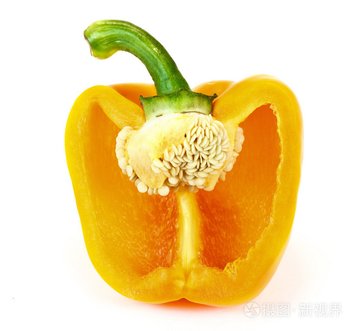 用白色背景的刀切开黄色的辣椒