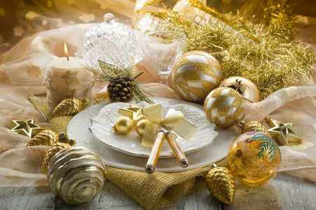带装饰的金色圣诞桌